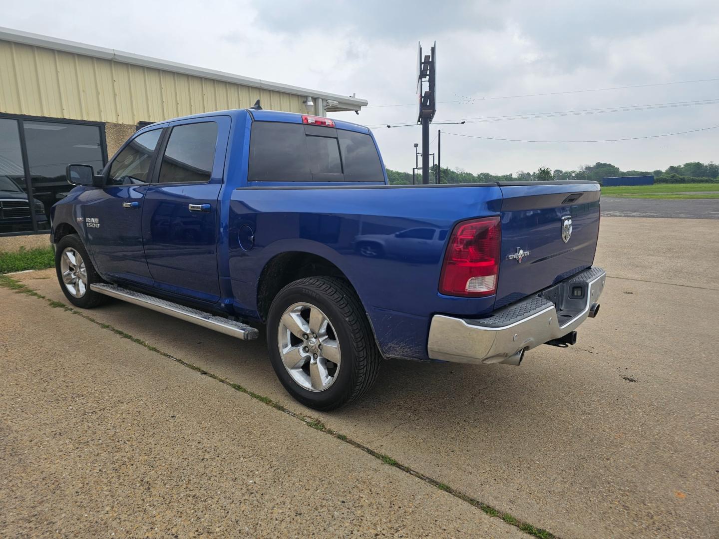 2015 BLUE RAM 1500 SLT Crew Cab SWB 2WD (1C6RR6LT1FS) with an 5.7L V8 OHV 16V engine, 6-Speed Automatic transmission, located at 533 S Seven Points BLVD, Seven Points, TX, 75143, (430) 255-4030, 32.313999, -96.209351 - Photo#3